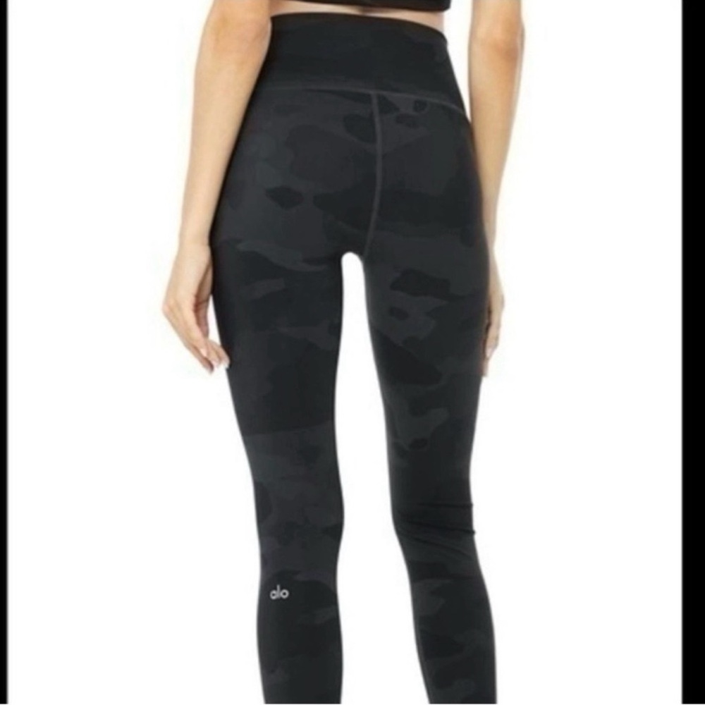 ALO Yoga Vapor Camo Print High Waist Leggings
Brand New NEVER WORN - NO TAGS